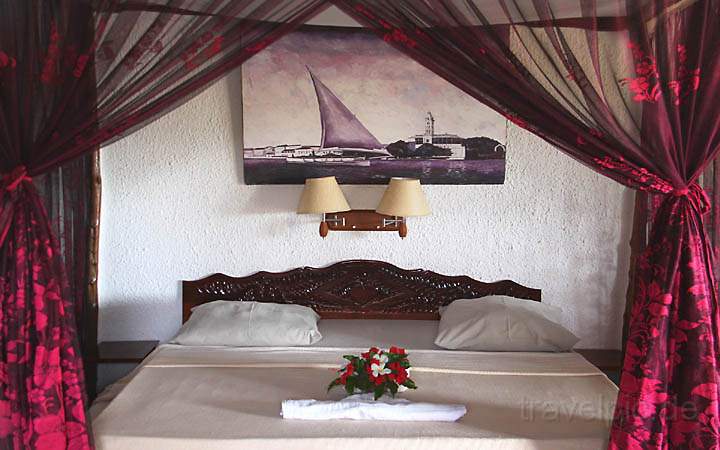 af_tz_hakuna_matata_beach_lodge_011.jpg - Einer der liebevoll eingerichteten Bungalows der Hakuna Matata Beach Lodge