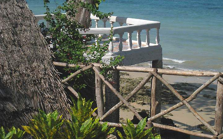 af_tz_hakuna_matata_beach_lodge_012.jpg - Der Balkon des Honeymoon-Suite Bungalows der Hakuna Matata Beach Lodge