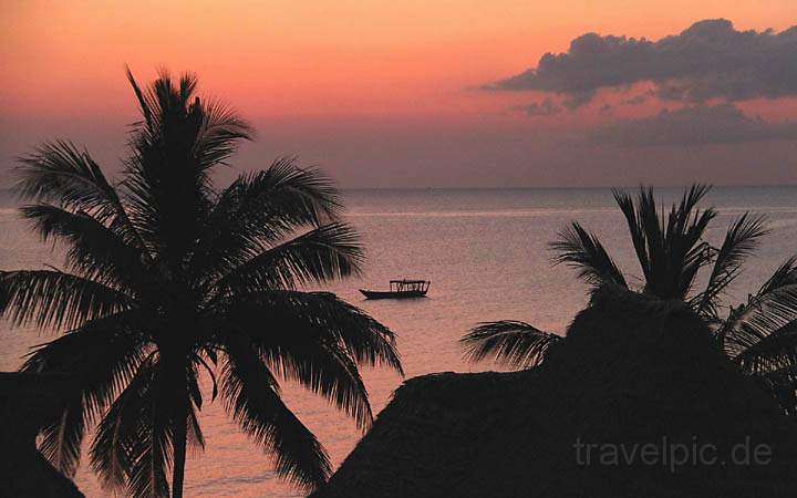 af_tz_hakuna_matata_beach_lodge_017.jpg - Der Sonnenuntergang von der alten Sultansruine aus gesehen