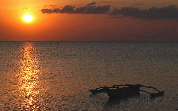 af_tz_hakuna_matata_beach_lodge_010.jpg - Romantischer Sonnenuntergang auf Sansibar