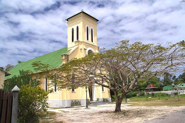 af_sey_la_digue_011.jpg - Die Kirche im Hauptort La Passe der Insel La Digue