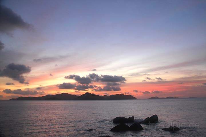 af_sey_la_digue_050.jpg - Nach dem Sonnenuntergang auf La Digue mit Blick auf die Insel Praslin