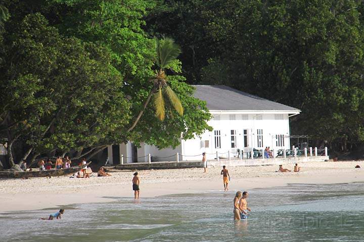 af_sey_mahe_037.jpg - Am Anse Beau Vallon tummeln sich wohl die meisten Badegste der Seychellen
