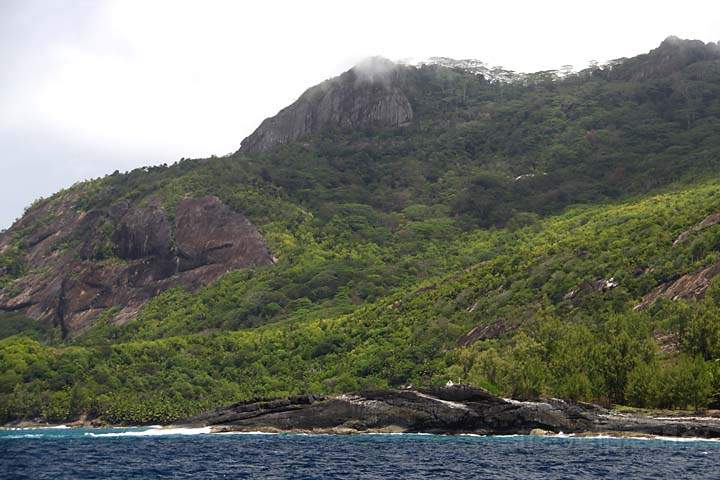 af_sey_silhouette_002.jpg - Strand, Urwald und Felskste der Insel Silhouette bei der Anfahrt mit dem Boot