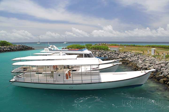 af_sey_silhouette_005.jpg - Bild der Boote im kleinen Hafen der Seychellen Insel Silhouette