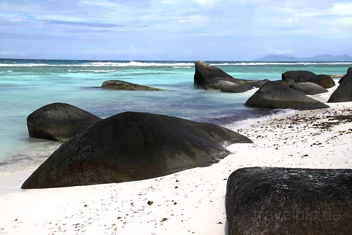 af_sey_silhouette_012.jpg - Granitfelsen an der Ostkste von Silhouette auf die Insel und Mah im Hintergrund