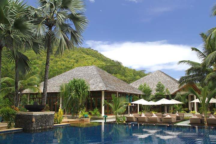 af_sey_silhouette_024.jpg - Pool und Restaurantbereich des Resorts Labriz auf der Insel Silhouette