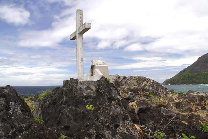 af_sey_silhouette_039.jpg - Ein christliches Kreuz markiert einen Felspunkt an der Ostkste von Silhouette