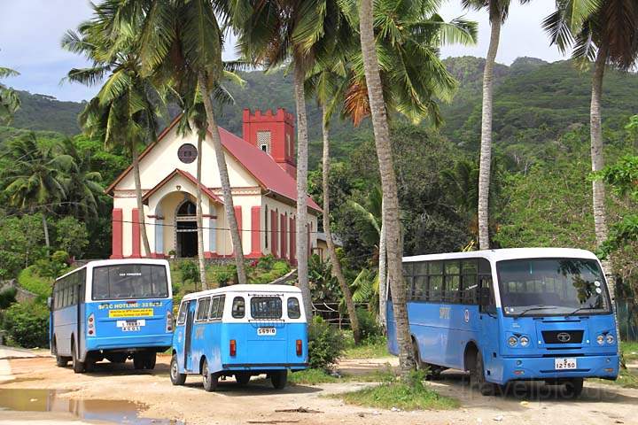 af_sey_mahe_017.jpg - Ein kleiner Busnahmhof mit Kirche auf der Insel Mah