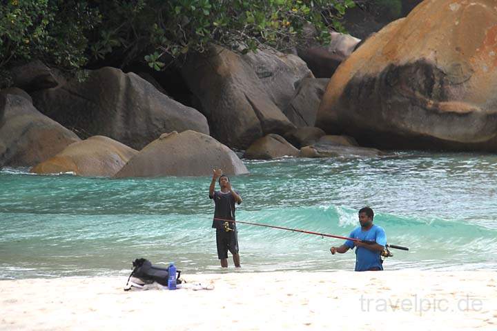 af_sey_mahe_020.jpg - Fischer an der Kste von Mahe auf den Seychellen