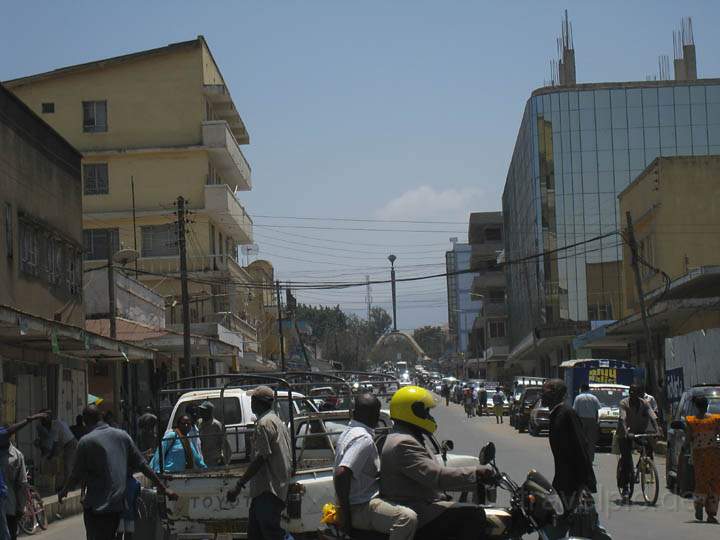 af_tz_arusha_006.jpg - Eine der Hauptverkehrsstrassen in Arusha