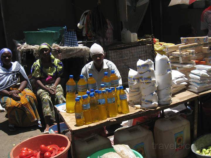 af_tz_arusha_008.jpg - Auf dem Wochenmarkt in Arusha - Ölverkaufsstand