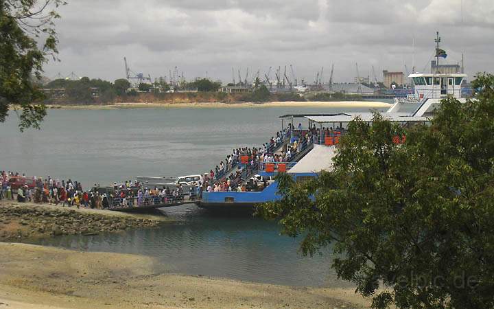 af_tz_dar_es_salaam_002.jpg - Eine Fähre mit vielen Menschen kommt an im Hafen von Dar es Salaam
