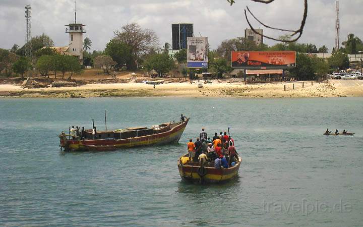 af_tz_dar_es_salaam_004.jpg - Fischer Boote an der Meerenge an der Ocean Road in Dar