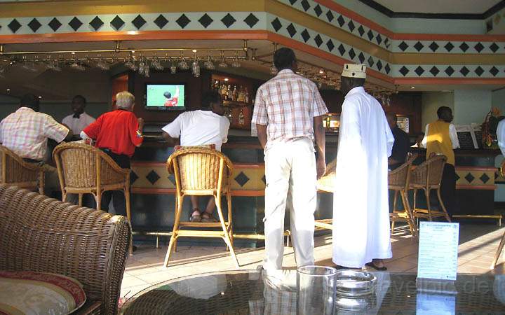 af_tz_dar_es_salaam_022.jpg - Beim Fußball schauen kommt sich die Welt in Dar es Salaam näher...