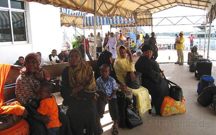 af_tz_dar_es_salaam_023.jpg - Beim Warten auf die Fähre von Dar es Salaam nach Sansibar