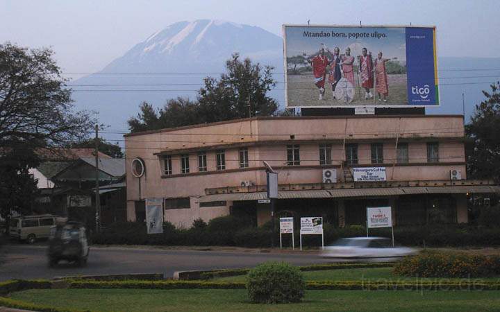 af_tz_moshi_001.jpg - Verkehrskreuzung in der Stadt Moshi mit Blick auf den Kilimanjaro