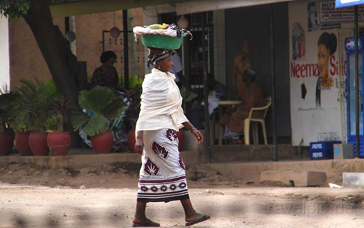 af_tz_moshi_011.jpg - Eine Frau transportiert ihre Wäsche in der dort typischen Weise auf dem Kopf