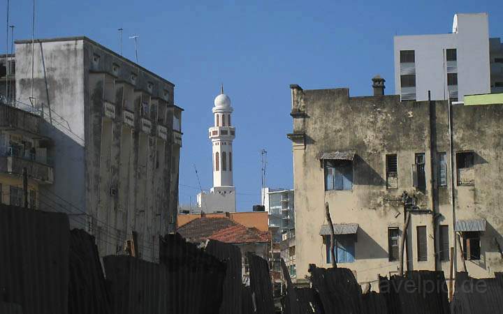 af_tz_dar_es_salaam_014.jpg - Ein Minarett in den Straßen von Dar es Salaam