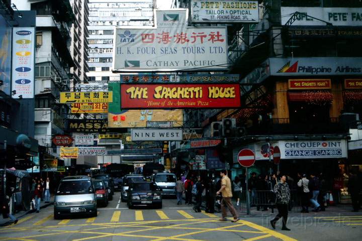 as_cn_hong_kong_002.JPG - Das quirlige Leben mit Reklameschildern in der belebten Nathan Road  in Hong Kong, China
