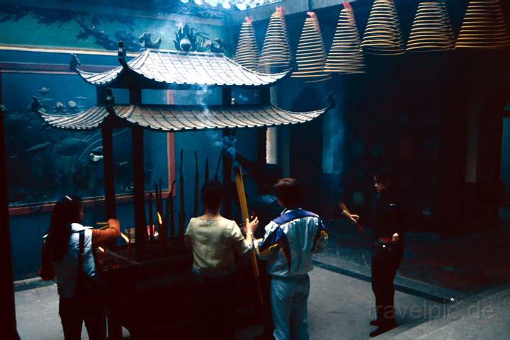as_cn_hong_kong_013.JPG - Räucherstäbe und -spiralen im Templo Kun Iam Tong in Macau