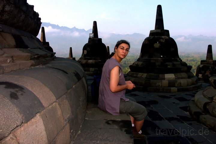 as_id_java_010.JPG - Ausblick von der oberen Ebene der Tempelanlage Borobodur bei Yogyakarta auf der Insel Java, Indonesien
