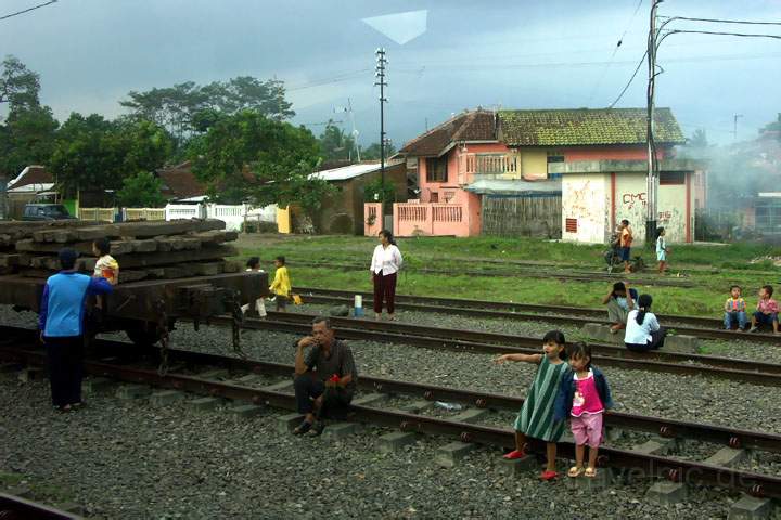 as_id_java_013.JPG - Ein haltender Zug ist auf Java für viele an der Strecke ein interessantes Ereignis, Indonesien