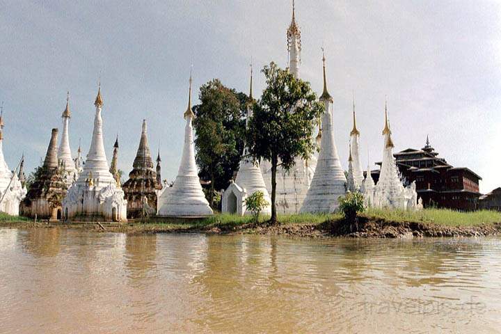 as_myanmar_013.jpg - Stupas am Ufer des Inle Sees