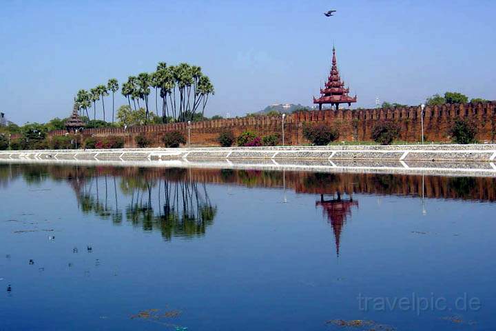 as_myanmar_029.jpg - Mandalay Fort im Spiegel des Festungsgrabens