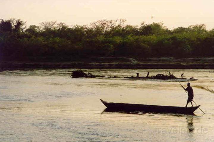 as_np_chitwan_005.JPG - Einbaum auf dem Fluss an der Grenze zum Chitwan Nationpark