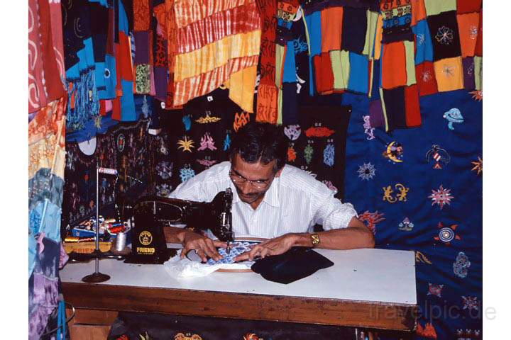 as_np_kathmandu_005.JPG - Ein Schneider in seinem kleinen Laden in Kathmandu, Nepal
