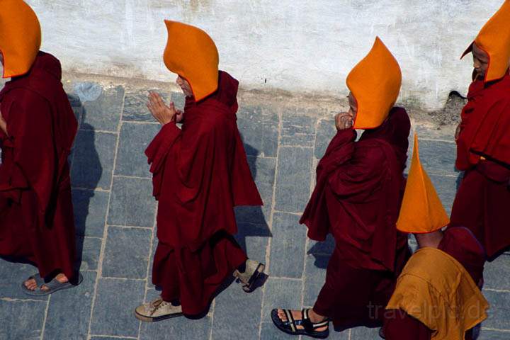 as_np_kathmandu_008.JPG - Mönche auf dem Weg zu den Gebetsmühlen an der Stupa von Bodnath in Kathmandu, Nepal