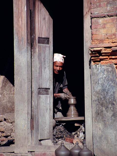 as_np_kathmandu_012.JPG - Ein Töpfer im Töpferviertel von Bhaktapur in Nepal