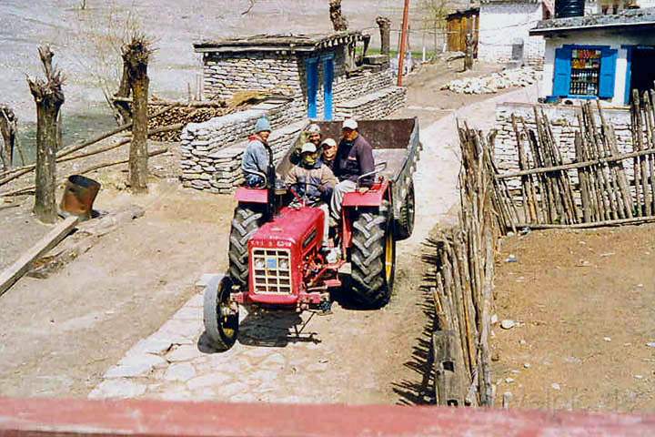 as_np_annapurna_014.JPG - Traktor im Kali Gandaki Tal zwischen Ghasa und Lete