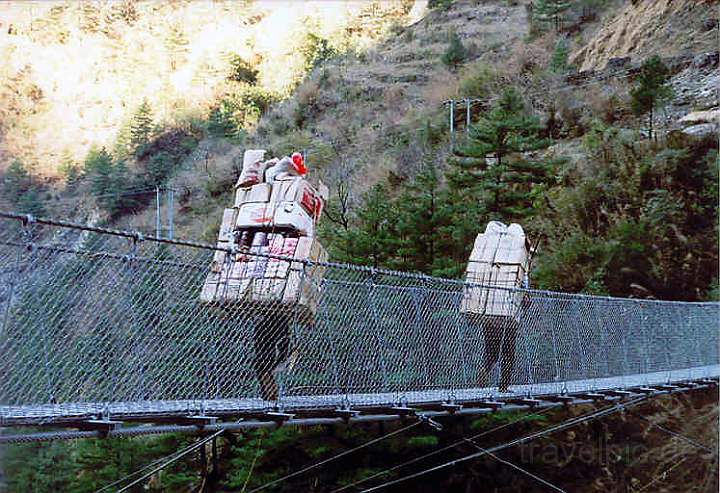 as_np_annapurna_017.JPG - Lastenträger (Porter) tragen ihre Ware über eine Hängebrücke auf dem Weg nach Tatopani