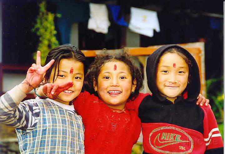 as_np_annapurna_027.JPG - Drei nepalesische Mädchen in Ghandruk