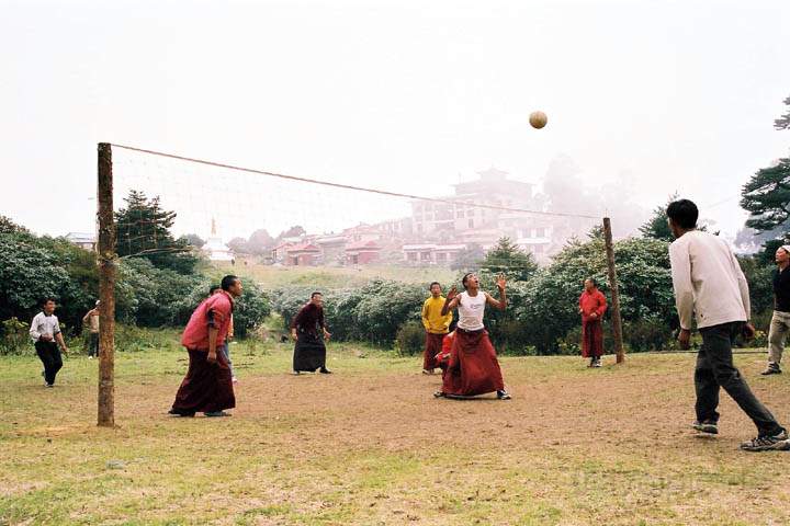 as_np_mt_everest_008.jpg - Mönche des Klosters Tengboche spielen Volleyball