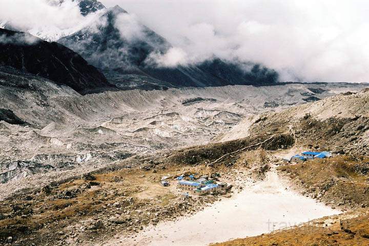 as_np_mt_everest_014.jpg - Blick auf den Khumbu Gletscher und Gorak Shep, den am höchsten gelegenen Ort des Khumbu