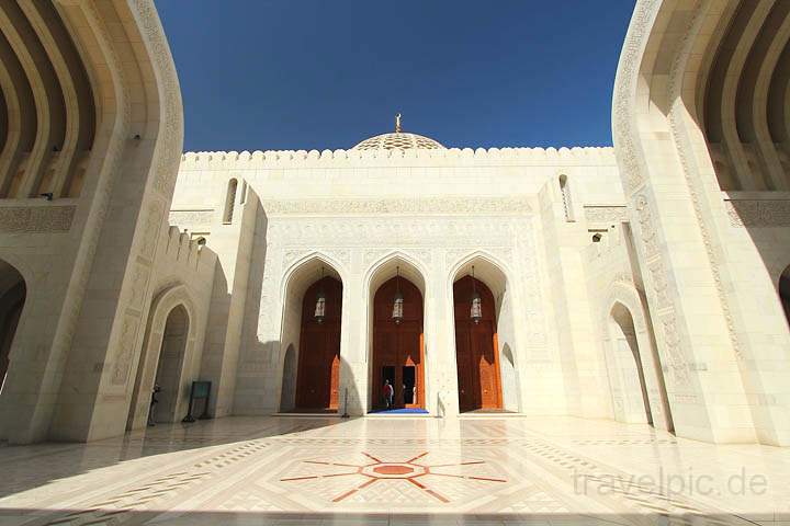 asien_om_002.jpg - Die neue und sehr gepflegte Sultan Qabus Moschee in Maskat