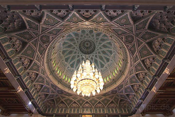 asien_om_003.jpg - Der riesige Kronleuchter der Sultan Qabus Moschee im omanischen Muskat