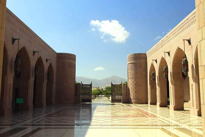 asien_om_005.jpg - Blick auf die Berge des Oman von der Sultan Qabus Moschee in Muskat