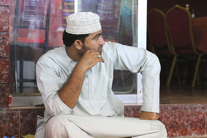 asien_om_011.jpg - Ein typisch gekleideter omanischer Mann auf dem Matrah Suq in Oman