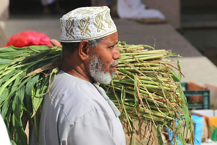 asien_om_019.jpg - Ein omanischer Mann bringt frisches Gemse auf den Markt in Nizwa