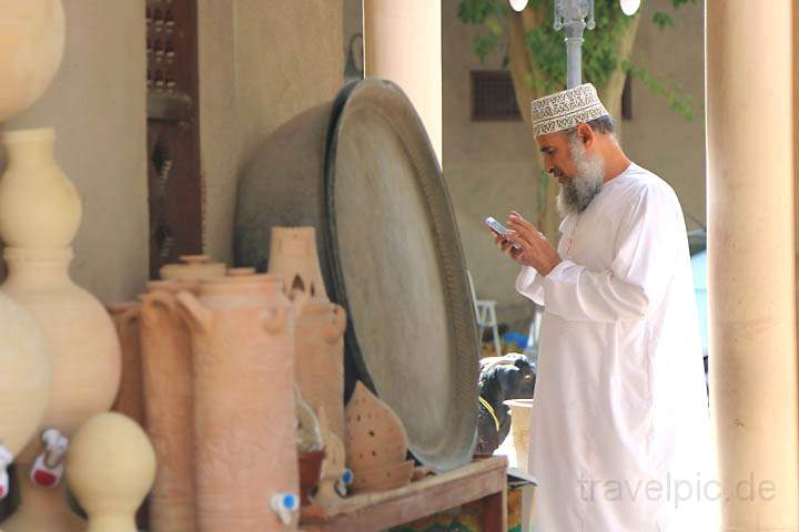 asien_om_021.jpg - Die moderne Technik hat den Oman auch inNizwa fest im Griff