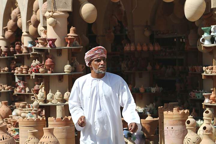 asien_om_022.jpg - Ein Omani vor einem Tpferladen in der Altstadt von Nizwa