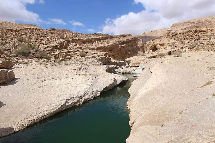 asien_om_038.jpg - Der das Wadi Bani Khalid speiende Bachlauf mit imposanten Felsen