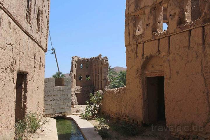 asien_om_047.jpg - Ein Falaj Bewsserungstunnel in den Ruinen des Birkat Al-Mauz in Oman