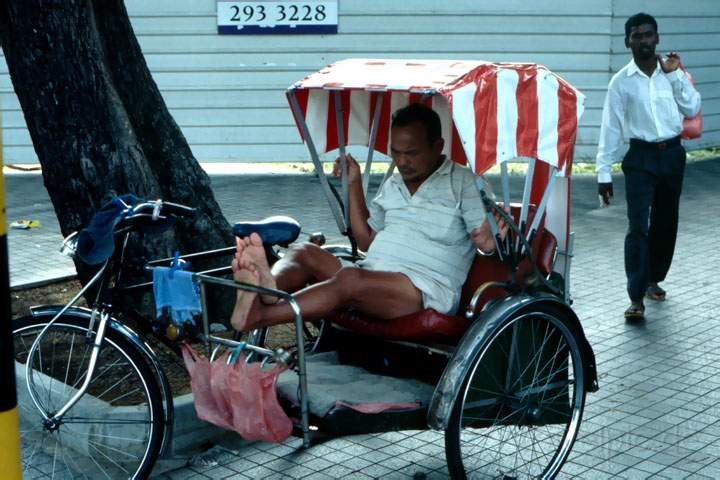 as_singapur_001.JPG - Ein schlafender Rickshaw-Fahrer in Singapur