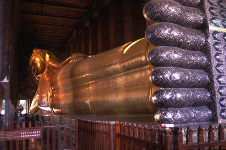 as_thailand_011.JPG - Der Tempel des liegenden (46m langen) Buddha ist das bekannteste Bauwerk innerhalb des Wat Pho in Bangkok, Thailand