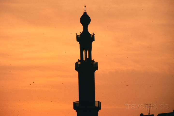 as_vae_dubai_001.JPG - Ein Minarett in Dubai bei Sonnenaufgang
